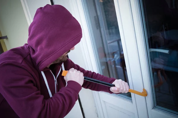蒙面窃贼强迫窗户锁在房子里偷窃 — 图库照片