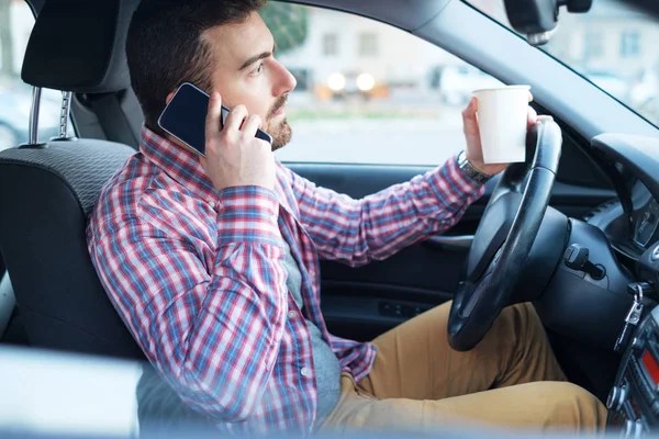 Homme Parlant Sur Smartphone Conduisant Une Voiture — Photo