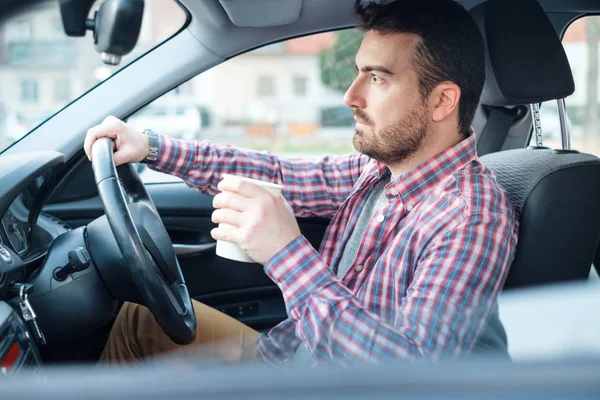 Retrato Homem Bebendo Café Enquanto Dirige Carro — Fotografia de Stock