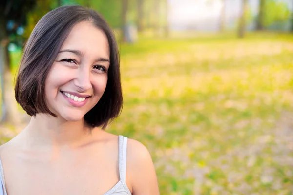 Sonriente Joven Sobre Fondo Natural —  Fotos de Stock