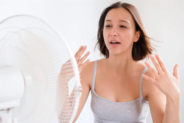 Chica Joven Tratando Refrescarse Enfriarse Contra Neblina Del Verano —  Fotos de Stock