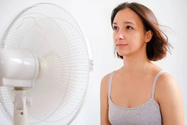 Chica Joven Tratando Refrescarse Enfriarse Contra Neblina Del Verano — Foto de Stock