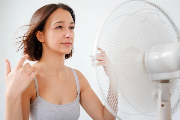 Kvinna Uppfriskande Framför Elektrisk Fläkt Ventilator — Stockfoto