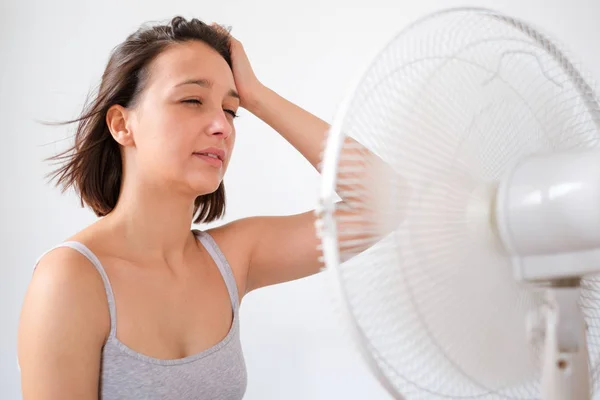 Frau Erfrischt Sich Vor Einem Elektrischen Ventilator — Stockfoto