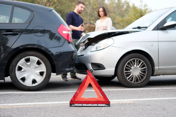 Mensen Bespreken Een Auto Ongeluk Proberen Vinden Van Een Overeenkomst — Stockfoto