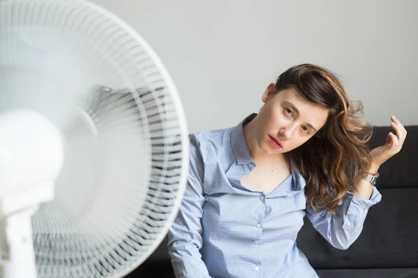 Чувственная Женщина Освежается Перед Охлаждающим Вентилятором — стоковое фото