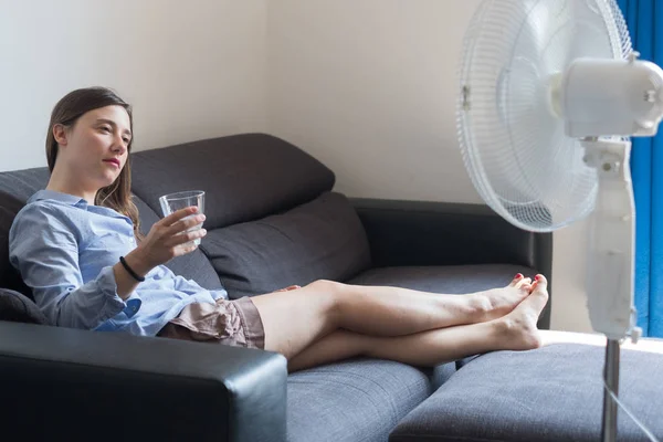 Mujer Joven Refrescante Delante Ventilador Refrigeración — Foto de Stock