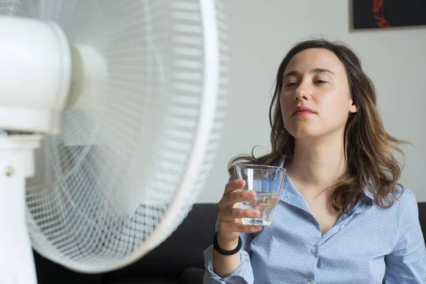 Mujer Joven Refrescante Frente Ventilador Refrigeración Agua Potable — Foto de Stock