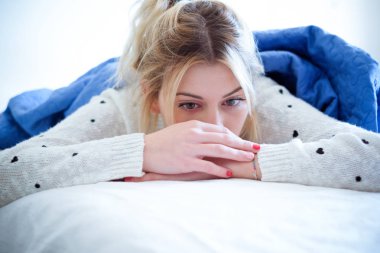 Dalgın ve düşünceli kız uyumaya çalışıyor