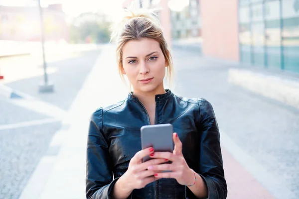 Portret Van Een Vrouw Met Mobiele Telefoon Straat — Stockfoto
