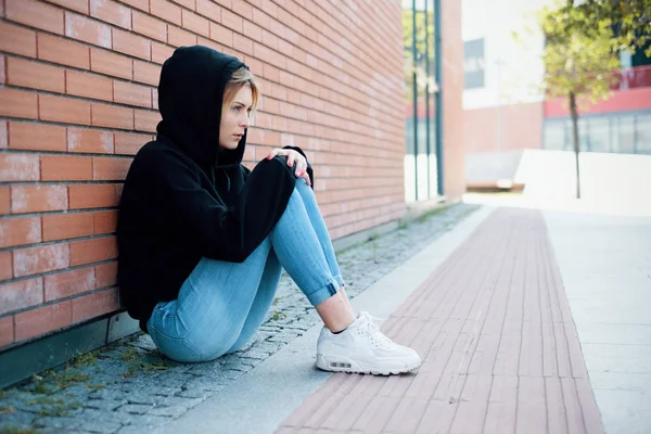 Alone Girl Portrait Hooded Sweatshirt Next Urban Street Wall — Stock Photo, Image