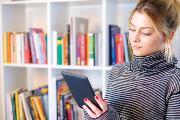 Young Girl Reading Book Reader Next Colorful Bookshelf — Stock Photo, Image