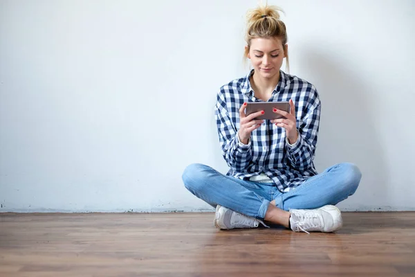 Menina Sentada Chão Usando Smartphone — Fotografia de Stock