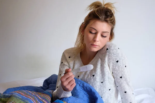 Хіба Дівчина Використовує Термометр Лежить Ліжку — стокове фото