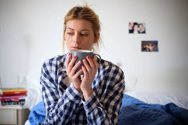 Linda Joven Bebiendo Sentada Cama Casa — Foto de Stock