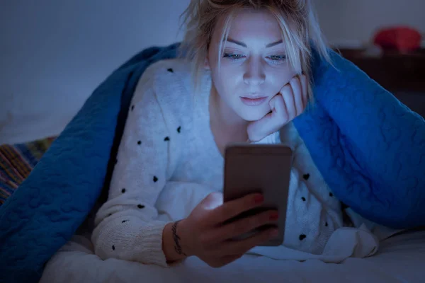 Разочарованная Грустная Женщина Держащая Мобильный Телефон Лежа Ночью Кровати — стоковое фото