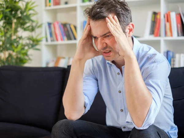 Ein Mann Leidet Migräne Und Fühlt Sich Krank — Stockfoto