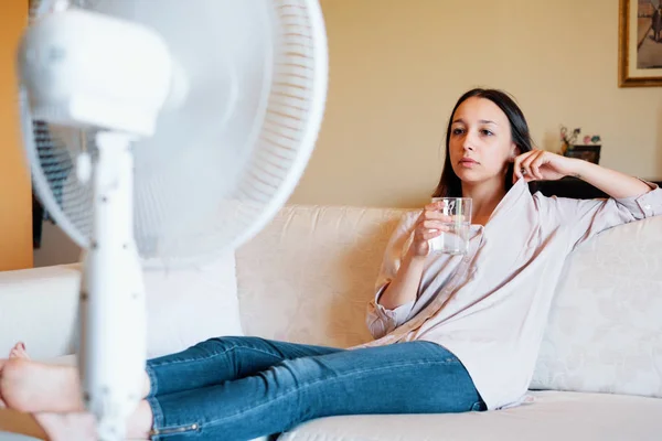 Mujer Joven Bebiendo Agua Relajándose Calor Del Verano —  Fotos de Stock