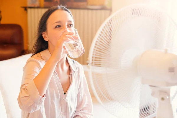 Kvinna Värmekänsla Och Svettningar Hemma — Stockfoto