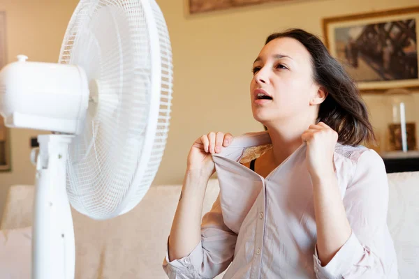 Jovem Mulher Estressada Suando Calor Verão — Fotografia de Stock