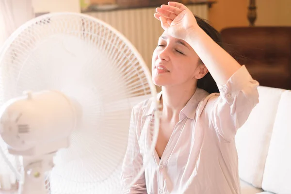 Jovem Mulher Estressada Suando Calor Verão — Fotografia de Stock