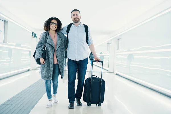 Junges Paar Mit Reisebereitem Koffer — Stockfoto