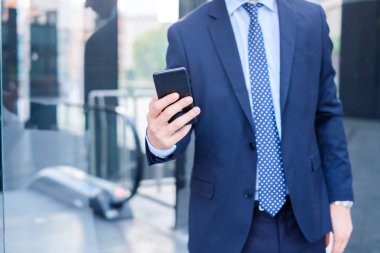 Smartphone ve iş teknoloji kavramı. Ana odak üstünde hareket eden telefon.