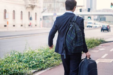 İşadamı ile Seyahat Bagaj şehir sokak yürüyüş