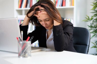 Çok çalışan kadın çok fazla iş saatlerce süren yorgun hissediyorum