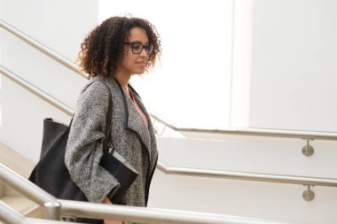 Siyah kadın portre yürüyüş ve gülümseyen