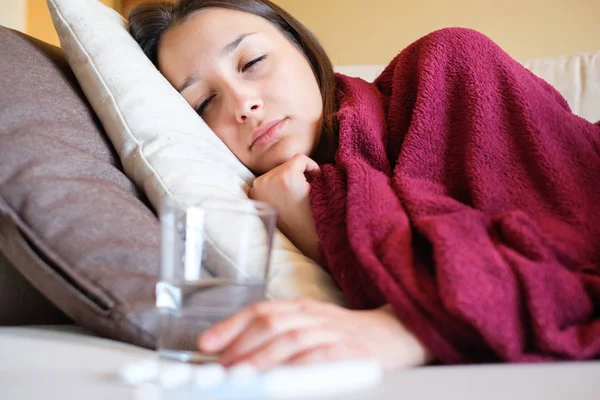 Mujer Joven Enferma Con Resfriado Gripe Está Sonando Nariz Midiendo — Foto de Stock