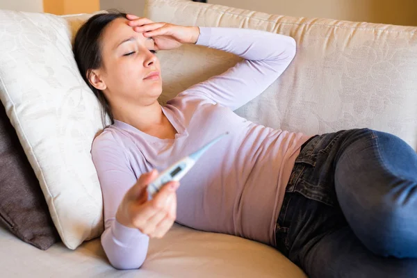 Mujer Enferma Sofá Con Fiebre Alta Una Gripe Comprobando Temperatura — Foto de Stock
