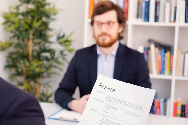 Recruiter Lezen Curriculum Van Een Kandidaat Voor Een Baan — Stockfoto