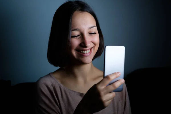 Jovem Mulher Usando Celular Escuridão Noite — Fotografia de Stock