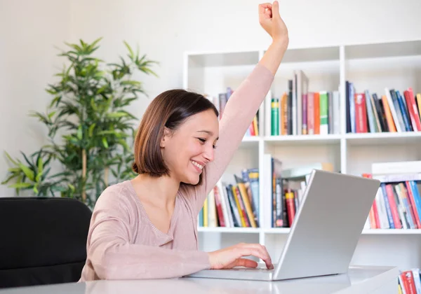 Giovane Donna Alzando Braccia Esprimendo Positività — Foto Stock