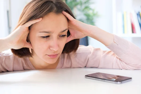 Chica Enojada Esperando Una Llamada Teléfono Móvil Sintiendo Celos — Foto de Stock