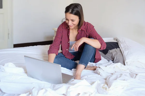 Giovane Ragazza Che Utilizza Computer Navigare Sul Web Seduto Sul — Foto Stock