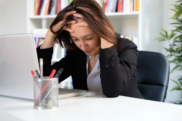 Überarbeitete Frau Fühlt Sich Durch Viele Arbeitsstunden Erschöpft — Stockfoto