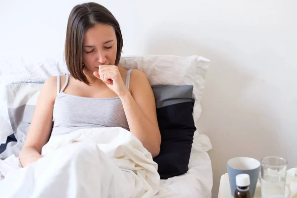 Mujer Enferma Sintiéndose Mal Por Resfriado Gripe — Foto de Stock