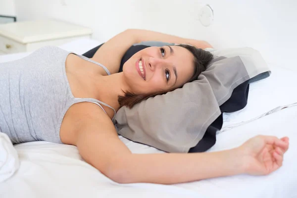 Mujer Alegre Estirando Los Brazos Por Mañana — Foto de Stock