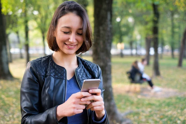 Metin için cep telefonu portre ve kopya yer tutan genç kız