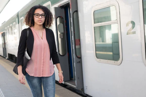 Jonge Zwarte Vrouw Wachten Voor Trein Station Platform — Stockfoto