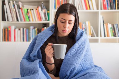 Kadın duygu boğaz sıcak içecek içme