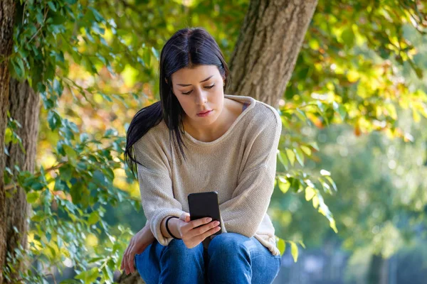 Menina Triste Assistindo Seu Smartphone Sentindo Sozinha Esperando Notificações Sociais — Fotografia de Stock