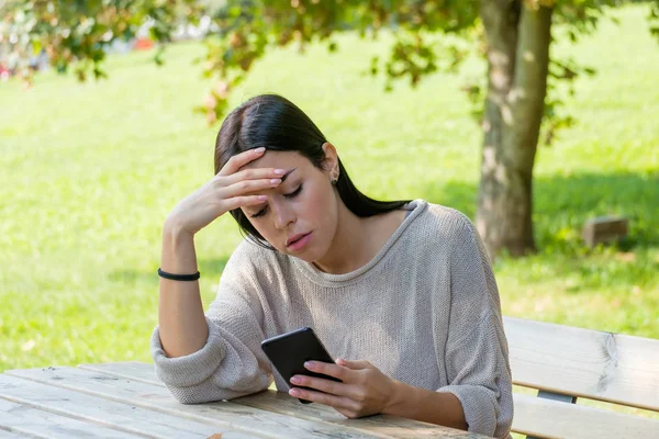 Verdrietig Meisje Haar Smartphone Kijken Het Gevoel Alleen Sociale Meldingen — Stockfoto