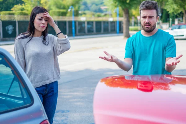 Hombre Grosero Teniendo Una Pelea Con Una Mujer Después Accidente — Foto de Stock