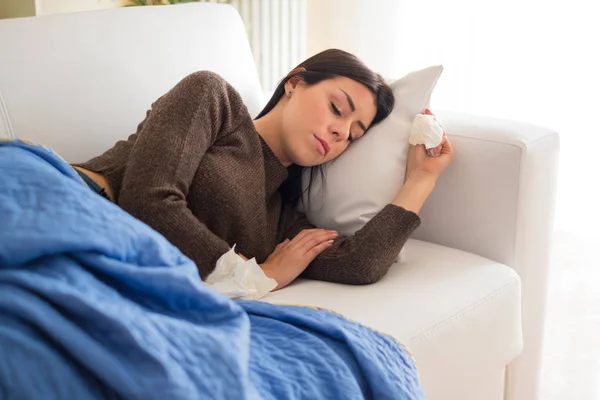 Mujer Enferma Durmiendo Sofá Casa — Foto de Stock