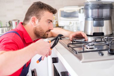 Yeni hob modern mutfak kurulumu