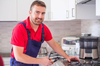 Yeni hob modern mutfak kurulumu