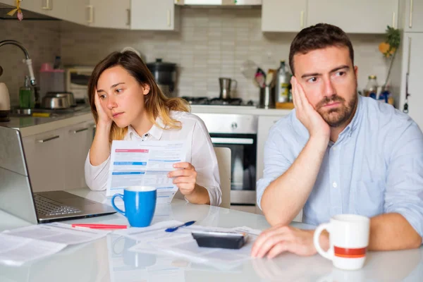 Orolig Par Beräkning Sina Räkningar Hemma Köket Fokus Kvinnan — Stockfoto